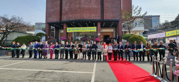 과천소망교회에서 열린 2024 세계 어린이 청소년 미술대전 개막식 주요 참석자들이 본당 입구에서 개막 테이프 커팅을 앞두고 기념촬영을 했다.