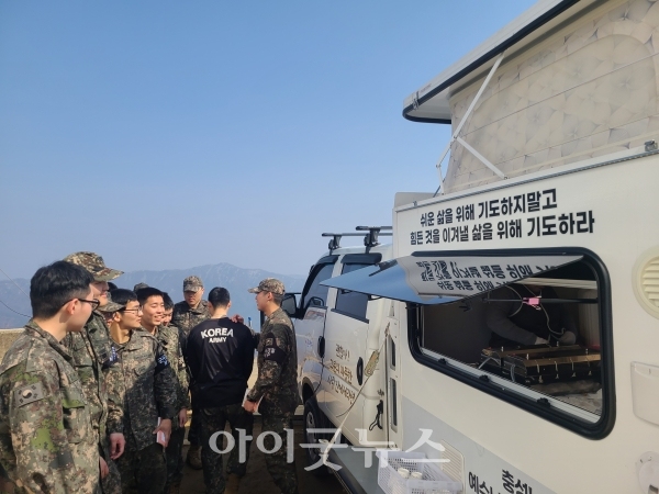 제21보병사단 예하 제65보병여단 GOP 용사들이 붕어빵을 먹기 위해 줄 서서 기다리고 있다.