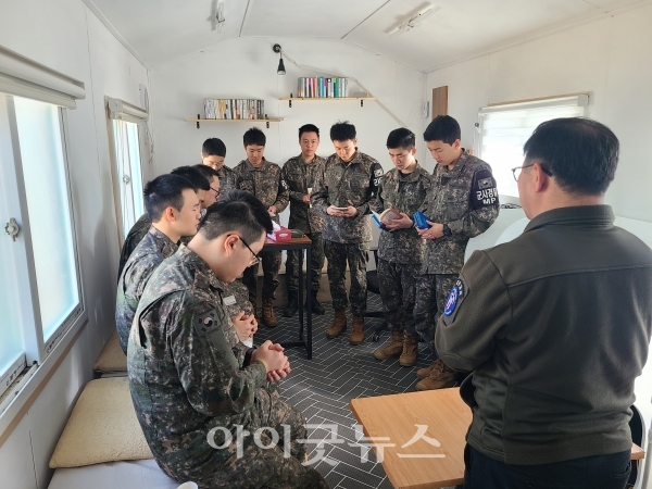 붕어빵 사역이 끝난 후 김용화 목사는 병사들과 함께 예배를 드린다.