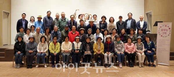주님의교회 ‘꿈꾸는 3막’ 2기 단체사진. 1기에 21명이 참여했고 2기에는 42명이 참여했다.