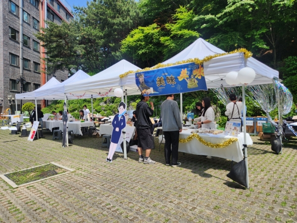 야외에 설치된 학부(과)별 부스에서 다양한 이벤트가 진행됐다.