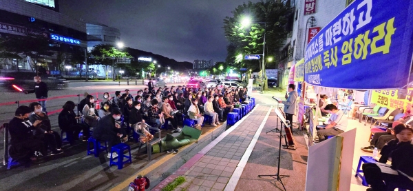 성안교회는 매일 저녁이면 예배당 앞 거리에서 예배를 드리고 있다. 김재일 목사는 재개발로 위기를 겪는 교회가 더 이상 나오지 않기 위해 함께 대응해야 한다며 성안교회와 성도들을 위한 중보기도를 요청했다.