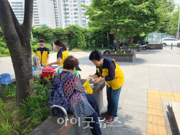 교회에 관심을 가지신 어르신께 서순애 권사가 자신의 명함을 주며 꼭 연락하라고 말하고 있다.