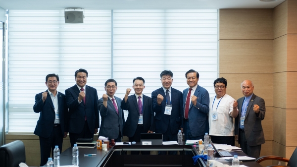 지난 26일 진행된 후보자 본등록. 입후보자들과 함께한 선거관리위원회. 하지만 선관위는 업무 중단을 선언한 상태다.