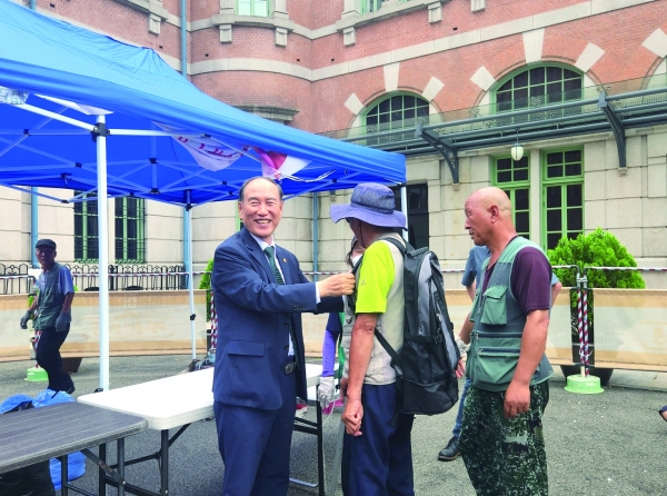 김진범 총회장이 46회기를 마무리하며 전국교회에 목회서신을 보냈다. 김 총회장은 지난 여름 폭염에 노숙인들이 건강하게 지낼 수 있도록 사단법인 나누미와 함께 서울역에서 선물을 나누는 봉사도 실천했다.