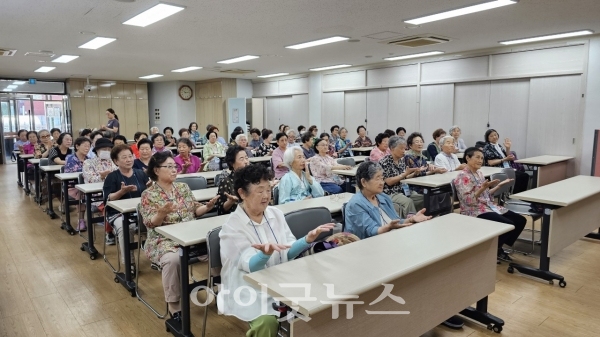 만나학교에 참여하는 어르신들이 손바닥 체조를 배우고 있다. 만나학교의 경우 평균 연령대가 80대이며, 지역에 거주하는 어르신들이 주로 참여한다.