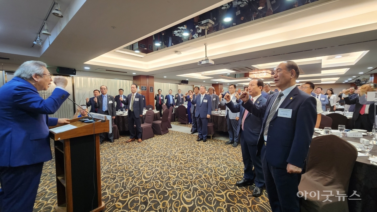 거룩한방파제 주관으로 ‘한국교회 200만 연합예배와 큰 기도회’를 위한 한국교회 교단장‧총무 초청 간담회가 29일 코리아나호텔 7층 로얄퀸룸에서 열렸다.