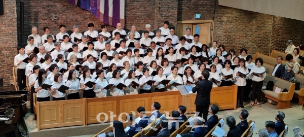 이날 에배에서는 100주년을 기념하는 100인의 합창단이 구성돼 기념곡을 불렀다.