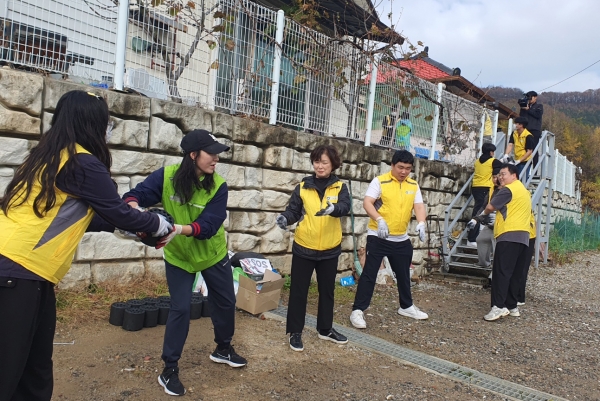 백석문화대 사회복지학과는 지난 15일 충남 천안 동남구 목천읍과 봉명로에서 ‘사랑의 연탄배달’ 행사를 진행했다. 이날 기초생활수급자 및 독거노인에 3천5백장의 연탄과 방한용품, 마스크 등을 전달했다.