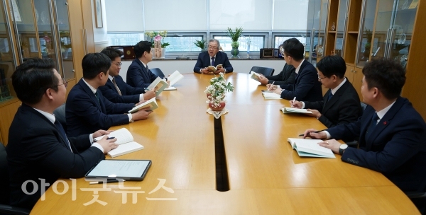 새로남교회 오정호 목사는 부교역자들을 목회 동역자로, 각 분야의 전문가로 세우고 있다. 사진은 새로남교회 부교역자들과 사역의 중요성에 대해 대화를 나누는 모습.