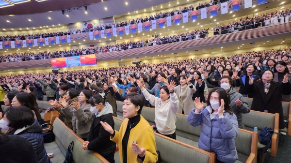 15일 새벽, 사랑의교회에서 국민대통합을 위한 구국기도회가 열렸다.