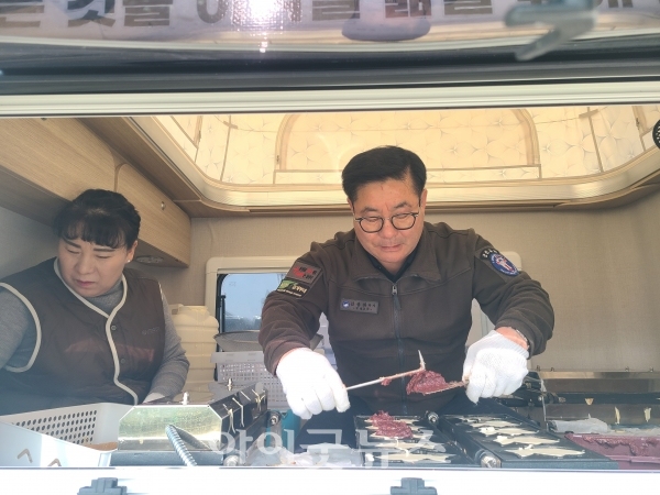김용화 목사와 이윤희 사모가 병사들에게 나누어 줄 붕어빵을 정성스럽게 만들고 있다.