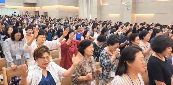 사모세미나를 통해 회복과 은혜로 채워지길 갈망하는 사모들이 함께 모여 은혜가 넘치는 시간이 됐다.