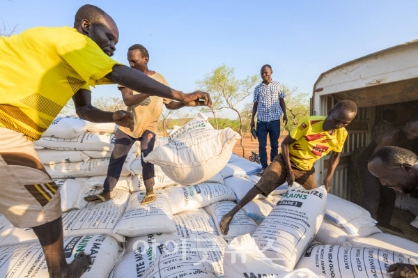 사마리안퍼스는 세계식량계획(WFP)과 함께 피란민에게 의료, 식수, 위생, 식량 등을 지원하고 있다.