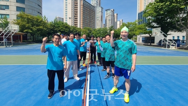 족구 시합 전 서로 페어플레이를 다짐한 인천중앙노회와 세종노회