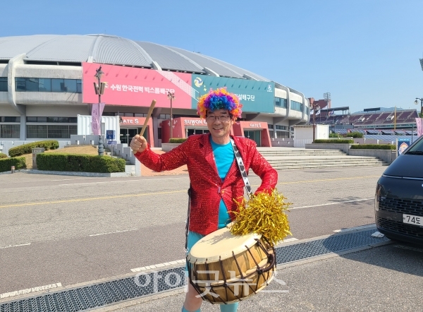 오색가발과 반짝이옷을 입어 주목을 끈 세종노회 노회장 장래원 목사(하늘비전교회)